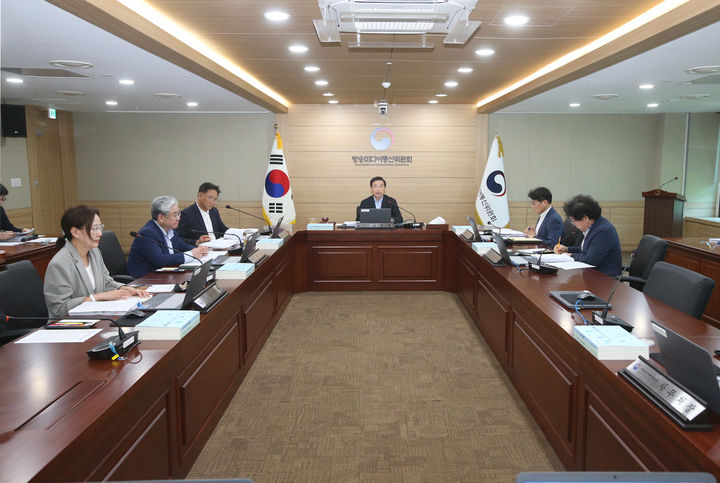 [서울=뉴시스] 방송미디어통신위원회가 29일 오후 제26차 전체회의를 개최했다. 사진은 김종철 방미통위원장이 회의를 주재하는 모습. (사진=방미통위 제공) 2026.07.29. photo@newsis.com *재판매 및 DB 금지