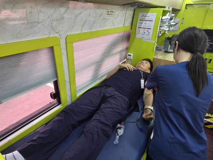 [양산=뉴시스] 양산성모병원이 사랑의 헌혈 행사를 하고 있다. (사진=양산성모병원 제공) 2026.07.29. photo@newsis.com *재판매 및 DB 금지
