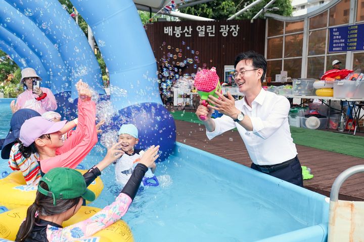 [서울=뉴시스] 배봉산 물놀이장 방문한 최동민동대문구청장이 버블건을 쏘며 즐거운 시간을 보내고 있다. (사진=동대문구 제공) 2026.07.29. photo@newsis.com *재판매 및 DB 금지