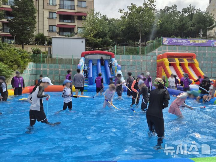 [안양=뉴시스] 안양시 관악장애인종합복지관이 마련한 '2026년 관악 워터랜드' 참석 장애인들이 물놀이를 즐기고 있다. (사진=안양시 제공).2026.07.29. photo@newsis.com