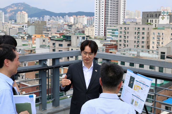 [서울=뉴시스] 현장을 둘러보며 관계자와 논의하는 서준오 노원구청장. (사진=노원구 제공) 2026.07.29. photo@newsis.com *재판매 및 DB 금지