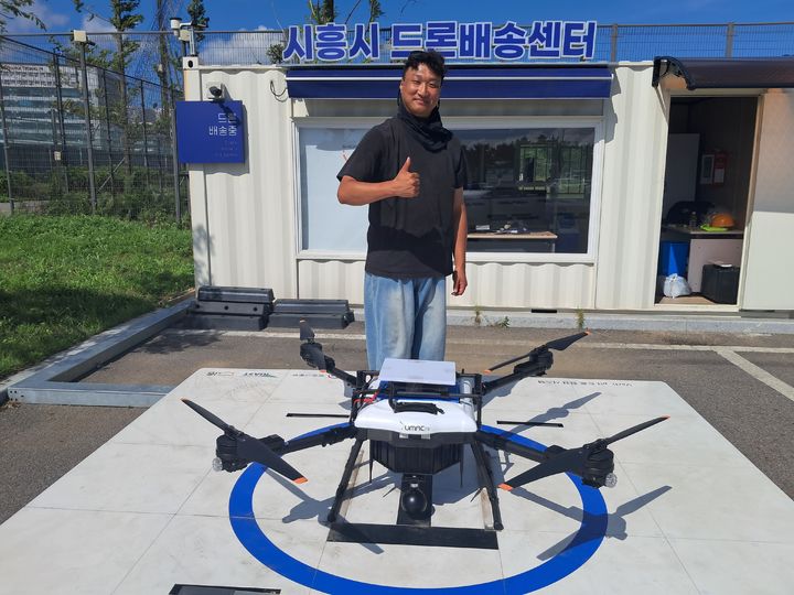 [시흥=뉴시스] 엄선웅 인턴기자 = 시흥드론교육센터에서 드론배송 서비스를 운영하고 있는 이성혁 유맥에어 연구원이다. *재판매 및 DB 금지 *재판매 및 DB 금지