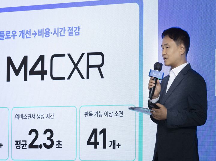 [서울=뉴시스] 최우식 딥노이드 대표가 지난 13일 '2026 딥노이드 미디어 데이'에서 M4CXR의 디지털의료기기 품목허가를 필두로 한 생성형 의료 AI 상용화를 본격화 비전을 발표하고 있다. (사진=딥노이드 제공) 2026.07.29. photo@newsis.com *재판매 및 DB 금지