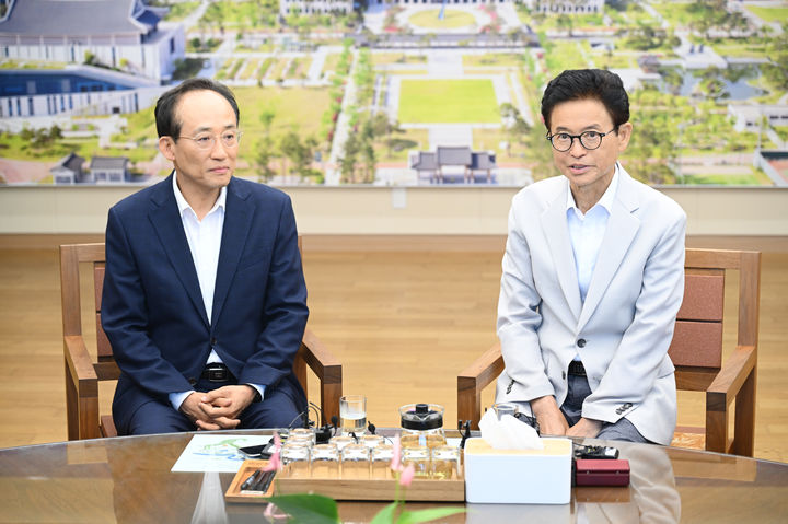 [안동=뉴시스] 추경호 대구시장(왼쪽)과 이철우 경북도지사가 29일 경북도청에서 만나 지역현안을 논의하고 있다. (사진=경북도 제공) 2026.07.29 photo@newsis.com *재판매 및 DB 금지