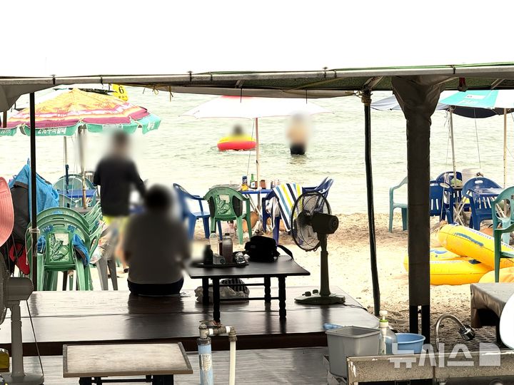 [포항=뉴시스] 안병철 기자 = 29일 경북 포항시 남구 구룡포 해수욕장에서 한 상인이 더위를 피해 그늘막에서 쉬고 있다. 2026.07.29. abc1571@newsis.com.
