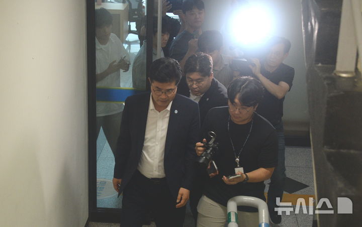 [전주=뉴시스] 김얼 기자 = 이원택 전북특별자치도지사가 29일 전북 전주시 전북경찰청을 방문해 6.3 지방선거 당시 허위사실 공표와 관련한 소환조사를 받기 위해 장내로 들어서고 있다. 2026.07.29. pmkeul@newsis.com