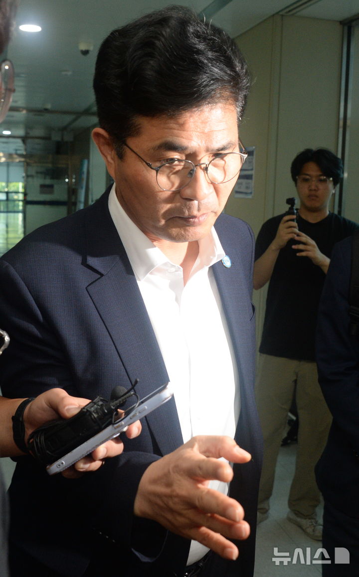[전주=뉴시스] 김얼 기자 = 이원택 전북특별자치도지사가 29일 전북 전주시 전북경찰청을 방문해 6.3 지방선거 당시 허위사실 공표와 관련한 소환조사를 받기 위해 장내로 들어서고 있다. 2026.07.29. pmkeul@newsis.com