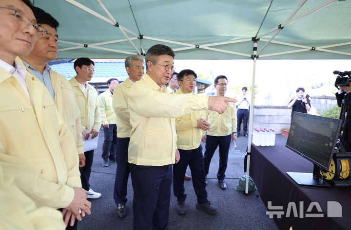 [서울=뉴시스] 윤호중 행정안전부 장관이 29일 오후 경기도 가평군 조종면 신상1리마을회관에서 드론을 활용한 폭염 취약지역 예찰 활동을 살펴보고 있다.