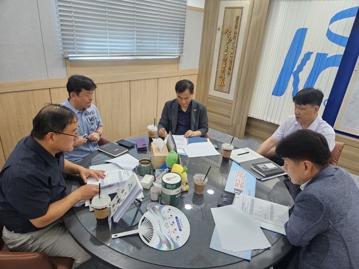 [함안=뉴시스]김수봉,이관맹 경남도의원, 가뭄 대책 현황 점검.(사진=농어촌공사 함안지사 제공) 2026.07.29. photo@newsis.com *재판매 및 DB 금지