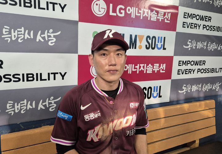 [서울=뉴시스] 문채현 기자 = 프로야구 키움 히어로즈 서건창이 29일 서울 잠실구장에서 열린 2026 신한 쏠 KBO리그 LG 트윈스와의 원정 경기에서 승리한 뒤 취재진과 인터뷰를 하고 있다. 2026.07.29. dal@newsis.com *재판매 및 DB 금지