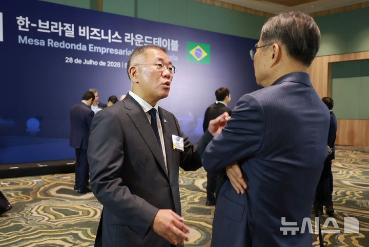 [상파울루=뉴시스] 김진아 기자 = 정의선 현대차그룹 회장이 28일(현지 시간) 브라질 상파울루 한 호텔에서 열린 한-브라질 비즈니스 라운드 테이블에서 조현(오른쪽) 외교부 장관과 대화를 하고 있다. 2026.07.29. bluesoda@newsis.com