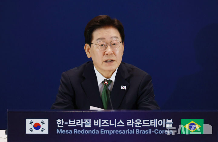 [상파울루=뉴시스] 김진아 기자 = 이재명 대통령이 28일(현지 시간) 브라질 상파울루 한 호텔에서 열린 한-브라질 비즈니스 라운드 테이블에서 발언하고 있다. 2026.07.29. bluesoda@newsis.com
