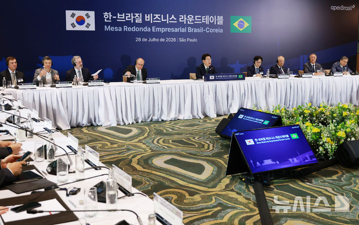 [상파울루=뉴시스] 김진아 기자 = 이재명 대통령이 28일(현지 시간) 브라질 상파울루 한 호텔에서 열린 한-브라질 비즈니스 라운드 테이블에서 발언하고 있다. 2026.07.29. bluesoda@newsis.com