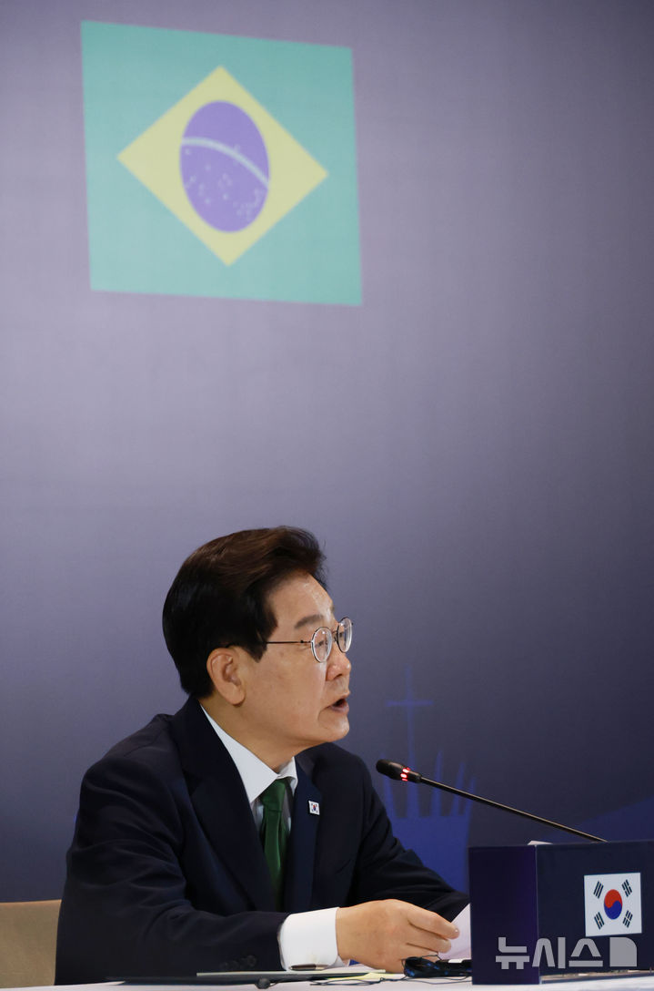 [상파울루=뉴시스] 김진아 기자 = 이재명 대통령이 28일(현지 시간) 브라질 상파울루 한 호텔에서 열린 한-브라질 비즈니스 라운드 테이블에서 발언하고 있다. 2026.07.29. bluesoda@newsis.com