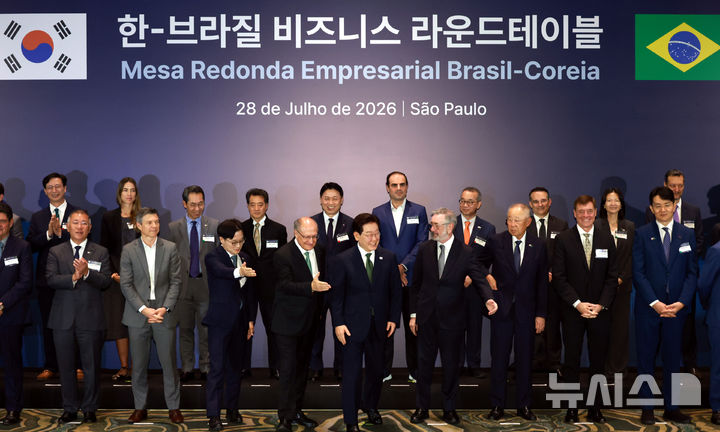 [상파울루=뉴시스] 김진아 기자 = 이재명 대통령이 28일(현지 시간) 브라질 상파울루 한 호텔에서 열린 한-브라질 비즈니스 라운드 테이블에서 기념촬영을 마치고 제라우두 아우키민 브라질 부통령의 안내를 받고 있다. 맨 앞줄 왼쪽부터 정의선 현대자동차그룹 회장,라우데미르 뮐러 APEX 브라질회장, 김정관 산업통상부 장관, 제라우두 아우키민 브라질 부통령,이재명 대통령, 마르시우 엘리아스호자 개발·산업·통상·서비스부 장관, 류진 한국경제인협회 회장, 프란시스쿠 고미스 네투 Embraer CEO, 조원태 대한항공 회장.뒷줄 왼쪽부터 문재영 HD건설기계사장, 카를라 크리파 Ambev 부사장, 이동훈 SK바이오팜 CEO, 에우시루 토케시 Braskem CEO, 류재철 LG전자대표이사 사장, 에데르 로페스 Inpasa CEO, 정인섭 한화오션 사장, 안데르손 페르난지스 WEG부사장, 최수연 네이버 대표, 에니우 마치아스페헤이라 TUPY 부사장. 2026.07.29. bluesoda@newsis.com