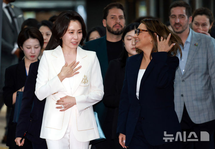 [상파울루=뉴시스] 김진아 기자 = 김혜경 여사와 호잔젤라 다 시우바 여사가 28일(현지 시간) 브라질 상파울루시립문화센터에서 열린 브라질 한국영화제에 참석하고 있다. 2026.07.29. bluesoda@newsis.com