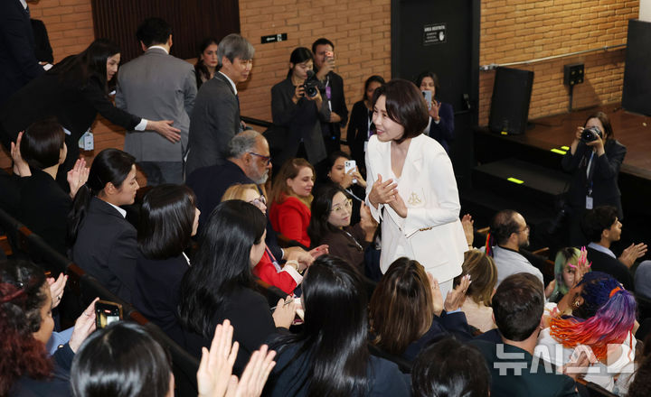 [상파울루=뉴시스] 김진아 기자 = 김혜경 여사가 28일(현지 시간) 브라질 상파울루시립문화센터에서 열린 브라질 한국영화제에서 관객들과 인사를 나누고 있다. 2026.07.29. bluesoda@newsis.com