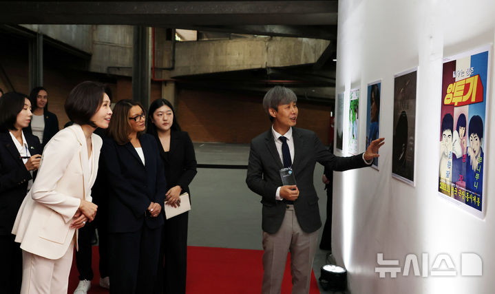 [상파울루=뉴시스] 김진아 기자 = 김혜경 여사가 28일(현지 시간) 브라질 상파울루시립문화센터에서 열린 브라질 한국영화제에서 호잔젤라 다 시우바 여사와 영화 포스터를 살펴보고 있다. 2026.07.29. bluesoda@newsis.com