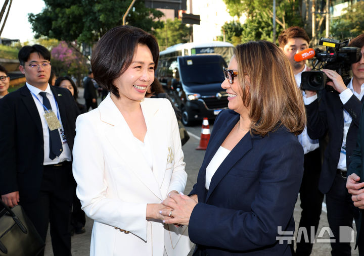 [상파울루=뉴시스] 김진아 기자 = 김혜경 여사가 28일(현지 시간) 브라질 상파울루시립문화센터에서 열린 브라질 한국영화제에서 호잔젤라 다 시우바 여사와 인사를 나누고 있다. 2026.07.29. bluesoda@newsis.com