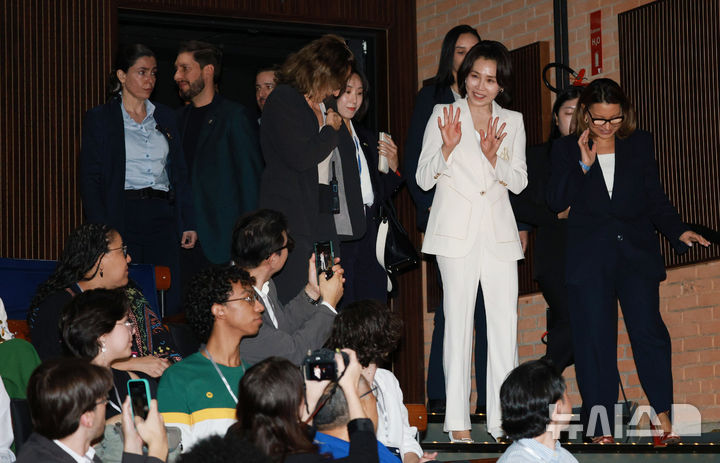 [상파울루=뉴시스] 김진아 기자 = 김혜경 여사가 28일(현지 시간) 브라질 상파울루시립문화센터에서 열린 브라질 한국영화제에서 관객들에게 인사를 하고 있다. 2026.07.29. bluesoda@newsis.com