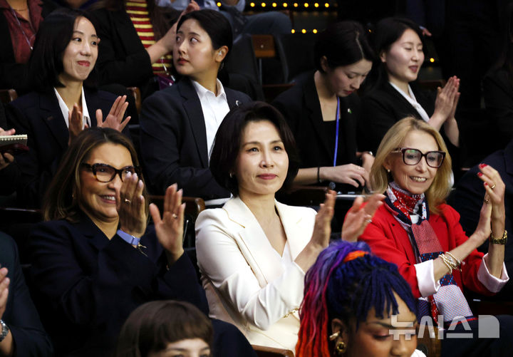 [상파울루=뉴시스] 김진아 기자 = 김혜경 여사와 호잔젤라 다 시우바 여사가 28일(현지 시간) 브라질 상파울루시립문화센터에서 열린 브라질 한국영화제에서 박수를 치고 있다. 2026.07.29. bluesoda@newsis.com