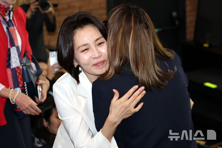 [상파울루=뉴시스] 김진아 기자 = 김혜경 여사가 28일(현지 시간) 브라질 상파울루시립문화센터에서 열린 브라질 한국영화제에서 호잔젤라 다 시우바 여사와 포옹 인사를 하고 있다.  2026.07.29. bluesoda@newsis.com