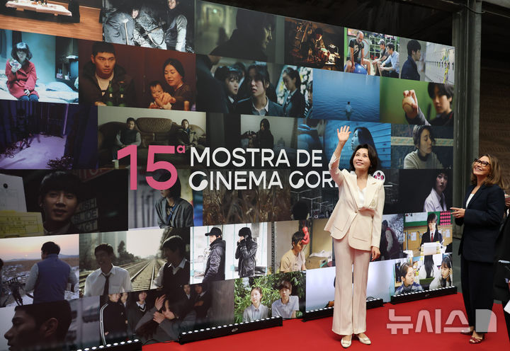 [상파울루=뉴시스] 김진아 기자 = 김혜경 여사와 호잔젤라 다 시우바 여사가 28일(현지 시간) 브라질 상파울루시립문화센터에서 열린 브라질 한국영화제에서 관객들을 향해 인사를 하고 있다.  2026.07.29. bluesoda@newsis.com
