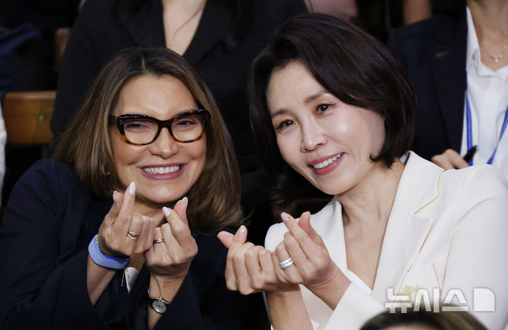 [상파울루=뉴시스] 김진아 기자 = 김혜경 여사와 호잔젤라 다 시우바 여사가 28일(현지 시간) 브라질 상파울루시립문화센터에서 열린 브라질 한국영화제에서 손가락으로 하트를 만들며 기념촬영을 하고 있다. 2026.07.29. bluesoda@newsis.com