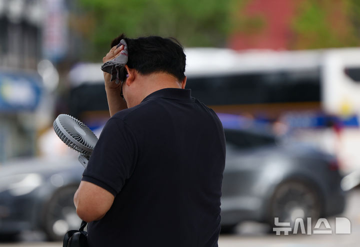 끝모를 최강폭염, 경기북부 체감 35도…열대야 가세
