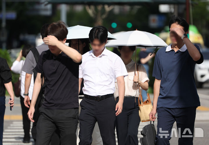 [서울=뉴시스] 김명년 기자 = 무더위가 이어진 지난달 29일 서울 중구 세종대로 사거리에서 시민들이 손으로 햇볕을 가리며 이동하고 있다. 2026.07.29. kmn@newsis.com