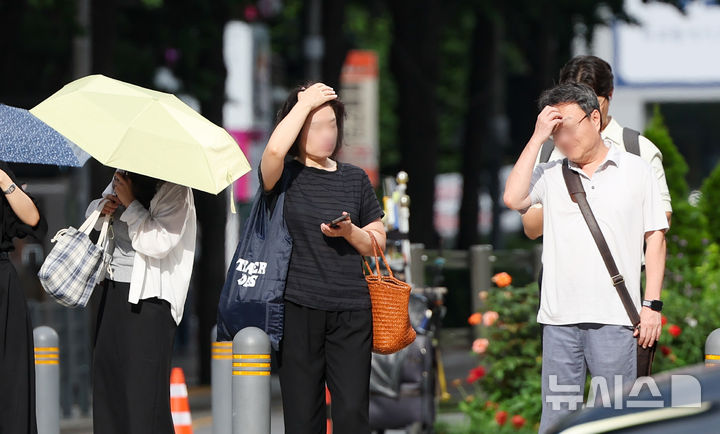 [서울=뉴시스] 김명년 기자 = 무더위가 이어진 29일 서울 중구 세종대로 사거리에서 시민이 손으로 햇볕을 가리며 이동하고 있다. 2026.07.29. kmn@newsis.com