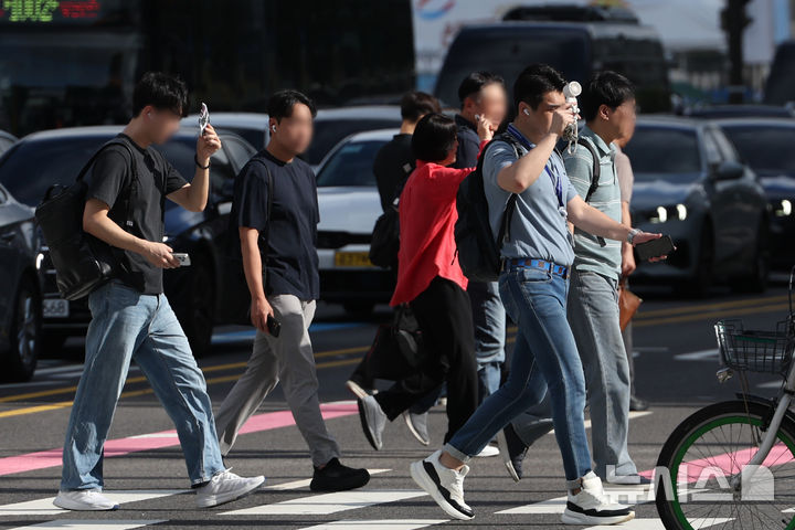 [서울=뉴시스] 김명년 기자 = 무더위가 이어진 29일 서울 중구 세종대로 사거리에서 시민들이 손으로 햇볕을 가리며 이동하고 있다. 2026.07.29. kmn@newsis.com