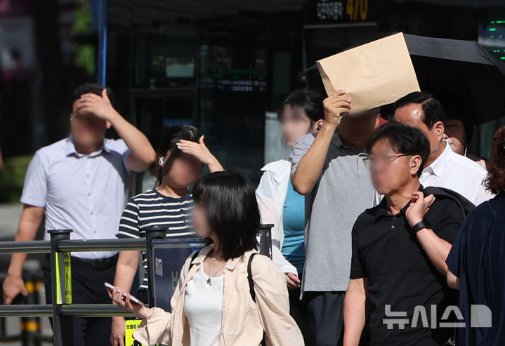 [서울=뉴시스] 김명년 기자 = 무더위가 이어진 29일 서울 중구 세종대로 사거리에서 시민들이 손으로 햇볕을 가리며 이동하고 있다. 2026.07.29. kmn@newsis.com