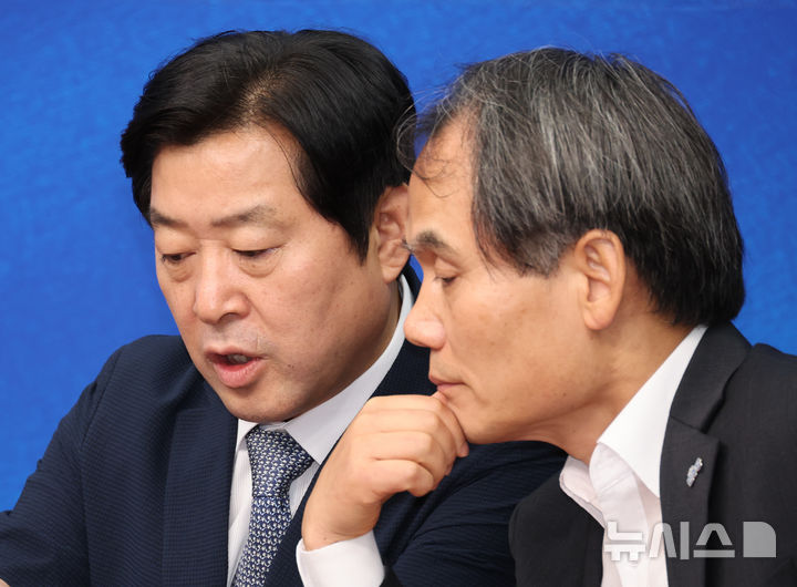 [서울=뉴시스] 최진석 기자 = 황명선(왼쪽), 박규환 더불어민주당 최고위원이 29일 여의도 국회에서 열린 최고위원회의에서 대화를 나누고 있다. 2026.07.29. myjs@newsis.com