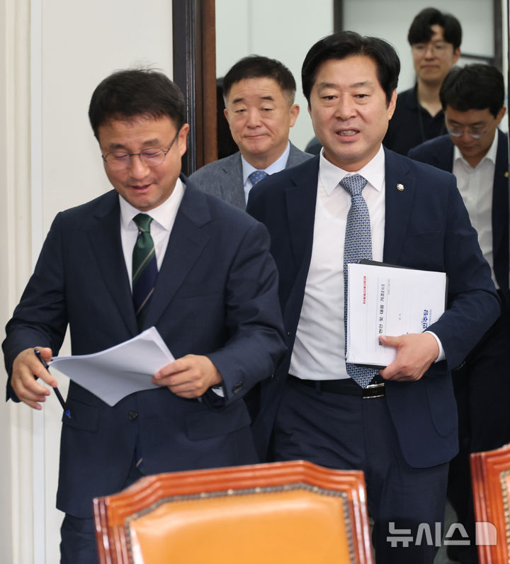 [서울=뉴시스] 최진석 기자 = 한병도 더불어민주당 대표 직무대행 겸 원내대표가 29일 여의도 국회에서 열린 최고위원회의에서 입장하고 있다. 왼쪽부터 한 원내대표, 강득구, 황명선, 박지원 최고위원. 2026.07.29. myjs@newsis.com