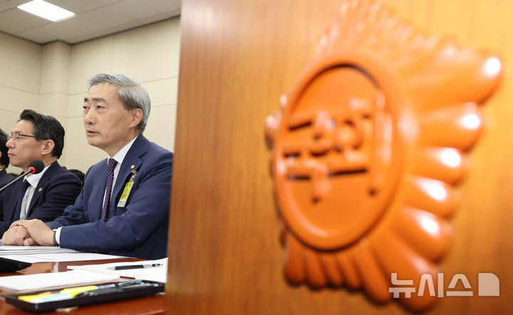 [서울=뉴시스] 최진석 기자 = 신현송 한국은행 총재가 29일 여의도 국회에서 재정경제기획위원회 제3차 전체회의에 출석해 자녀 관련 발언을 하고 있다. 2026.07.29. myjs@newsis.com