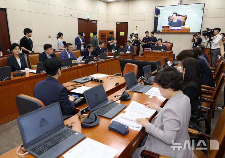 [서울=뉴시스] 최진석 기자 = 이만희 국회 보건복지위원장이 29일 여의도 국회에서 보건복지위원회 제1차 전체회의를 주재하고 있다. 2026.07.29. myjs@newsis.com