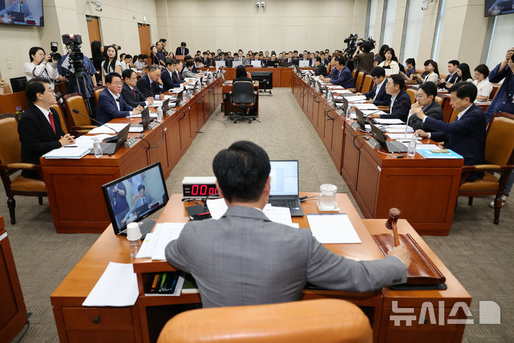 [서울=뉴시스] 최진석 기자 = 조승래 국회 재경위원장이 29일 여의도 국회에서 재정경제기획위원회 제3차 전체회의를 주재하고 있다. 2026.07.29. myjs@newsis.com