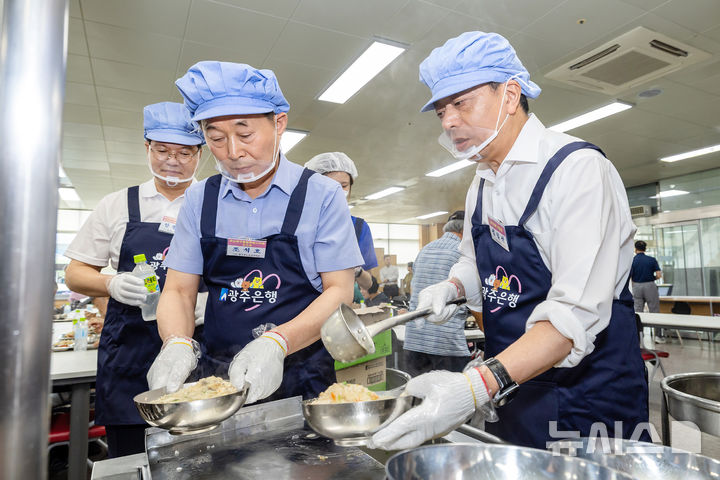 [전남광주=뉴시스] 조석호 전남광주통합특별시의회 부의장과 정일선 광주은행장(오른쪽)이 삼계탕을 배식하고 있다. (사진=광주은행 제공) 2026.07.29. photo@newsis.com *재판매 및 DB 금지