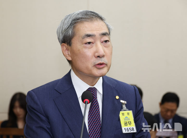 [서울=뉴시스] 최진석 기자 = 신현송 한국은행 총재가 29일 여의도 국회에서 재정경제기획위원회 제3차 전체회의에 출석해 인사말을 하고 있다. 2026.07.29. myjs@newsis.com