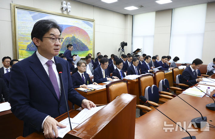 [서울=뉴시스] 김근수 기자 = 이억원 금융위원회 위원장이 29일 오전 서울 여의도 국회에서 열린 정무위원회 전체회의에서 업무보고를 하고 있다. 2026.07.29. ks@newsis.com
