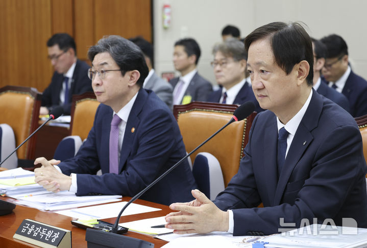 [서울=뉴시스] 김근수 기자 = 이억원(왼쪽) 금융위원회 위원장과 이찬진 금융감독원장이 29일 오전 서울 여의도 국회에서 열린 정무위원회 전체회의에 참석해 있다. 2026.07.29. ks@newsis.com