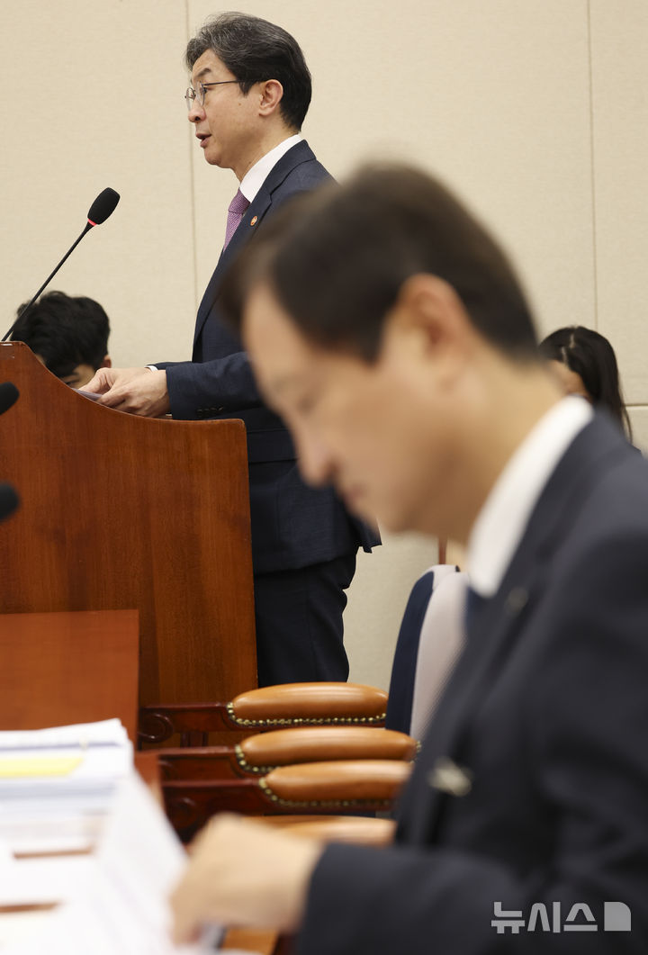 [서울=뉴시스] 김근수 기자 = 이억원 금융위원회 위원장이 29일 오전 서울 여의도 국회에서 열린 정무위원회 전체회의에서 업무보고를 하고 있다. 2026.07.29. ks@newsis.com