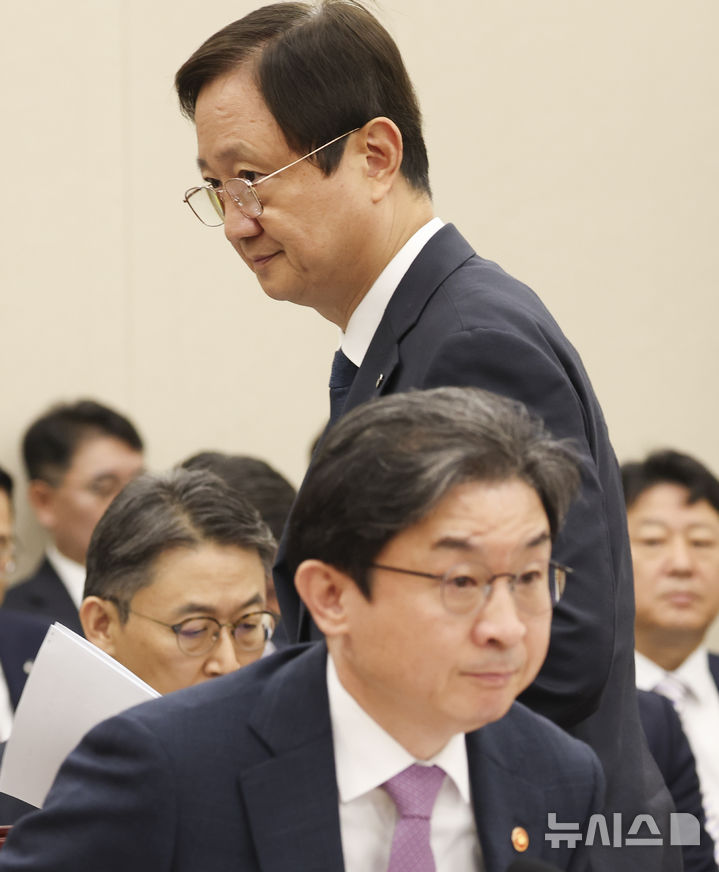 [서울=뉴시스] 김근수 기자 = 이찬진 금융감독원장이 29일 오전 서울 여의도 국회에서 열린 정무위원회 전체회의에서 업무보고를 하기 위해 이동하고 있다. 2026.07.29. ks@newsis.com