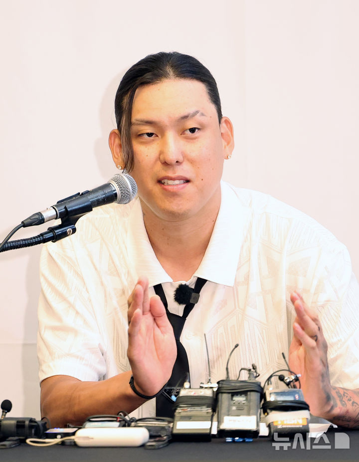[서울=뉴시스] 김금보 기자 = 프로농구 부산 KCC 이지스 최준용이 29일 오전 서울 여의도 콘래드서울호텔에서 미국프로농구(NBA) 진출 도전 선언 기자회견을 하고 있다. 2026.07.29. kgb@newsis.com