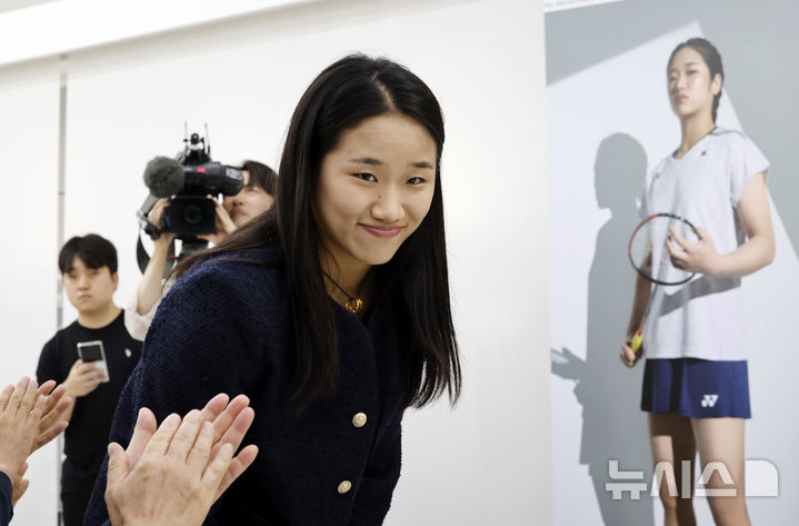 [서울=뉴시스] 김혜진 기자 = 배드민턴 여자 단식 세계랭킹 1위 안세영이 29일 서울 서초구 요넥스 코리아에서 열린 공식 기념메달 공개식에 참석하고 있다. 2026.07.29. jini@newsis.com