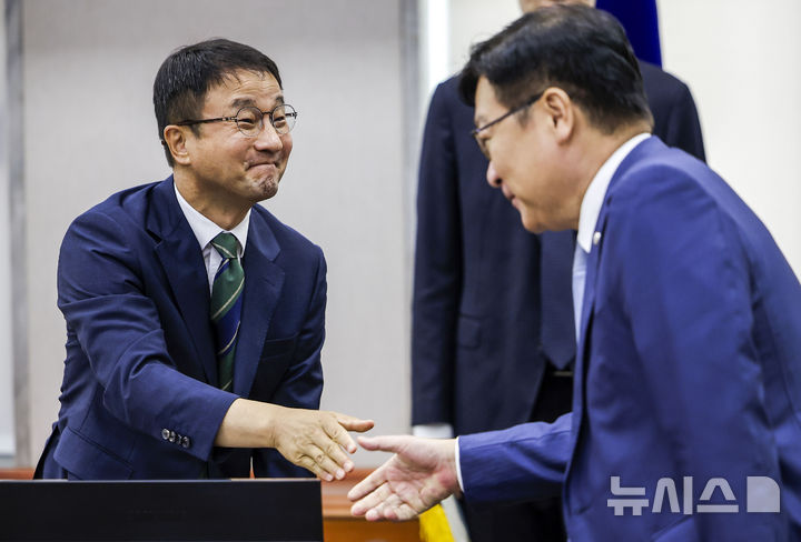 [서울=뉴시스] 정병혁 기자 = 한병도 국회 운영위원장과 정점식 국민의힘 원내대표가 29일 서울 여의도 국회에서 열린 국회 운영위원회 전체회의에서 악수를 하고 있다. 2026.07.29. jhope@newsis.com