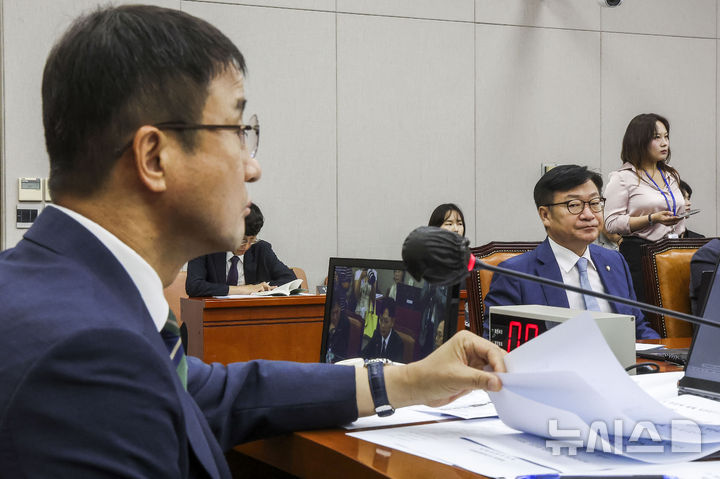 [서울=뉴시스] 정병혁 기자 = 정점식 국민의힘 원내대표가 29일 서울 여의도 국회에서 열린 국회 운영위원회 전체회의에서 한병도 위원장을 바라보고 있다. 2026.07.29. jhope@newsis.com