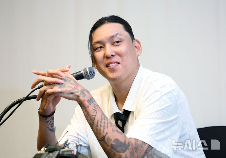 [서울=뉴시스] 김금보 기자 = 프로농구 부산 KCC 이지스 최준용이 29일 오전 서울 여의도 콘래드서울호텔에서 미국프로농구(NBA) 진출 도전 선언 기자회견을 하고 있다. 2026.07.29. kgb@newsis.com