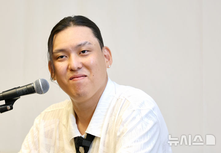 [서울=뉴시스] 김금보 기자 = 프로농구 부산 KCC 이지스 최준용이 29일 오전 서울 여의도 콘래드서울호텔에서 미국프로농구(NBA) 진출 도전 선언 기자회견을 하고 있다. 2026.07.29. kgb@newsis.com